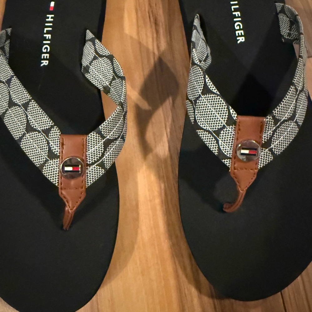 🩴 Tommy Hilfiger Flip Flops 🖤 Monogram & Faux Leather Detail – Size 11 - Picture 2 of 3